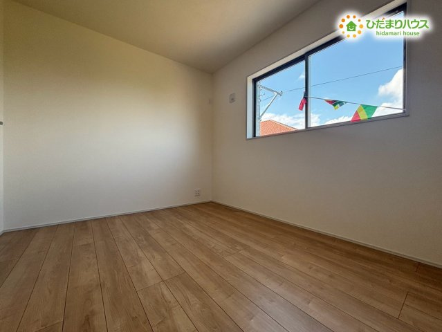 羽生市南羽生4丁目　新築一戸建て　リーブルファイン　01の子供部屋|窓からの自然光が明るく、風通しの良い快適な子供部屋です！デスクやベッドを置いてもゆとりがあり、勉強や読書にも集中しやすい環境！明るく健康的な毎日をサポートしてくれる心地よい一室です♪