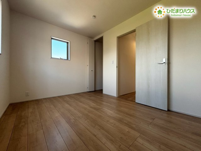羽生市南羽生4丁目　新築一戸建て　リーブルファイン　01の洋室|明るい木目調のフローリングが心地よい室内を演出する洋室です！クローゼットが完備されているため、衣類や荷物をすっきり片付けられます！居室部分を広く保てるため快適にお過ごしいただけます♪