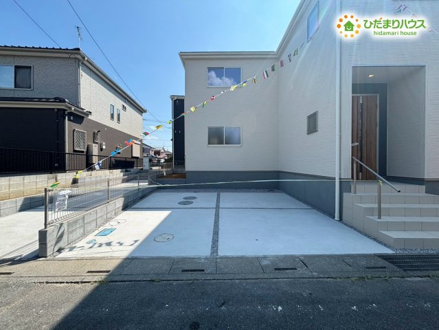 羽生市南羽生4丁目　新築一戸建て　リーブルファイン　01の駐車場|お車の駐車スペースもしっかり確保されたゆとりある敷地です！複数台の駐車や自転車の設置もスムーズに行えます！お友達やご親戚が遊びに来た際にも便利に活用していただける広いスペースですよ♪