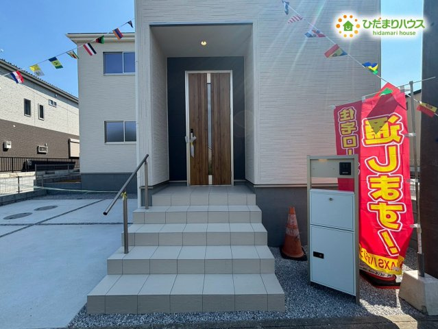羽生市南羽生4丁目　新築一戸建て　リーブルファイン　01の玄関|明るい外壁に映えるお洒落な玄関ポーチです！奥行きのあるアプローチで雨の日のおでかけも安心！傘をさしたり小さなお子様の手を引いたりする際も濡れずにゆったり準備していただけますよ♪