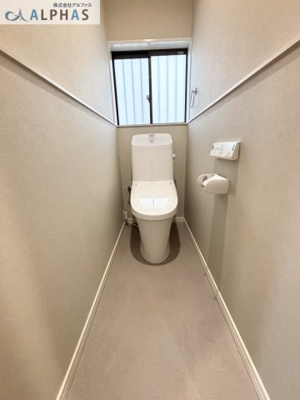 【トイレ】 | 三木市自由が丘本町二丁目　中古戸建 | ■各階にトイレがあると、来客時にも気兼ねなく使うことができます♪
