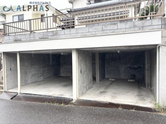 【駐車場】 | 三木市自由が丘本町二丁目　中古戸建 | ■シャッター付インナーガレージには並列2台可♪