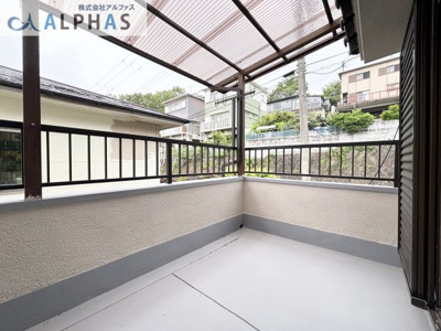【バルコニー】 | 三木市自由が丘本町二丁目　中古戸建 | ■南西側にバルコニーで毎日のお洗濯も快適です♪