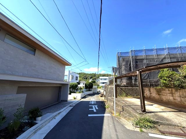 海見え！3階レベルより海を臨む　別荘エリアの周辺|前面道路・住宅街
