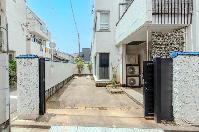【庭】 | テラスハウスヴィップ東長崎 | 奥行きのある駐車場＆庭付きの住戸です