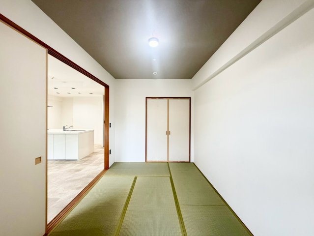 セントパークス平野公園の和室|畳のやわらかな質感が空間に落ち着きを与え、洋室とはまた違った雰囲気を楽しめます。収納も備えており、寝具や季節物などをまとめてしまえるのも便利です♪