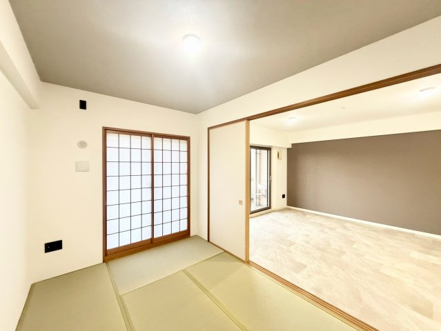 セントパークス平野公園の和室|リビングに隣接する和室は、お子様の遊び場やお昼寝、家事の合間のひと休みに。襖を開けて家族とつながる空間に、閉じて落ち着ける客間にと、暮らしの場面に合わせて使い分けられます。
