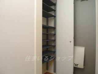 メゾンクレールの玄関|ミラー付き大型シューズボックス