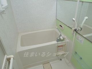 メゾンクレールの浴室|追い焚き・大型ミラー・窓あり