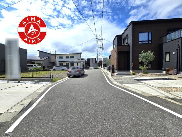 糸島市神在東2丁目第1-1棟（1号棟）の前面道路含む現地写真|前面道路は閑静な住宅地をはしる車通りの少ない道路。お車の出し入れが苦手なママや小さなお子様にも安心ですね。しっかり舗装もされているので、ベビーカーや自転車で通っても快適に通行できます。前面道路です。