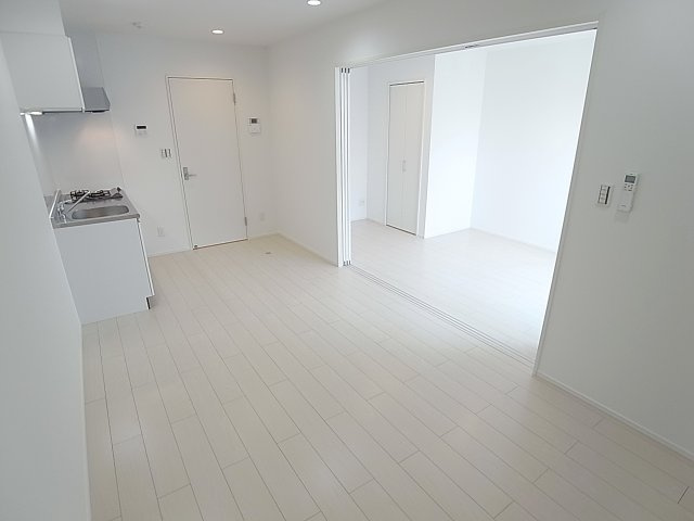 シーポートの内装|ダウンライトがお洒落なリビング