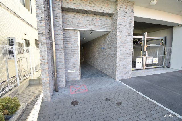 MCOURT江坂　仲介手数料無料のエントランス