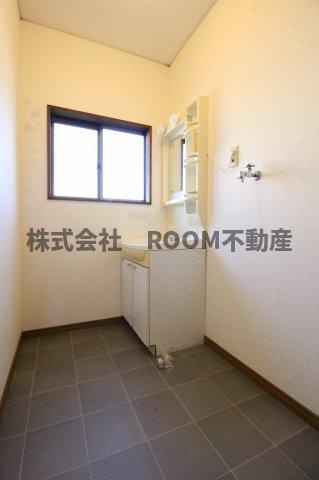 U・Sマンションの洗面所|明るい洗面所です