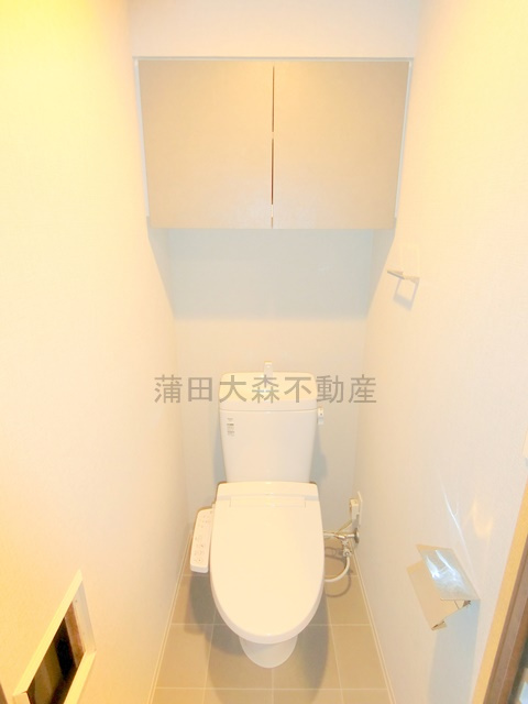 クレヴィアリグゼ西馬込のトイレ|棚収納と温水洗浄便座付きのトイレ　