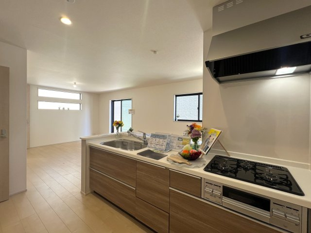 開発分譲地で綺麗な街並み！家の目の前で遊べて安心♪な【大和市福田新築戸建】のキッチン|コンパクトなキッチンで掃除もラクラク