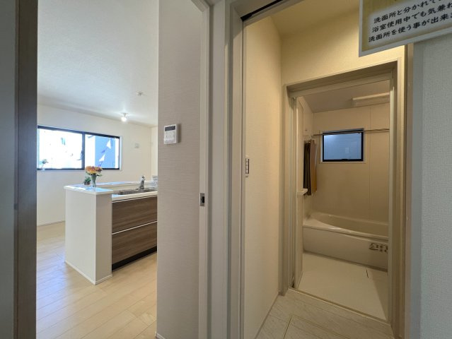 開発分譲地で綺麗な街並み！家の目の前で遊べて安心♪な【大和市福田新築戸建】の脱衣所