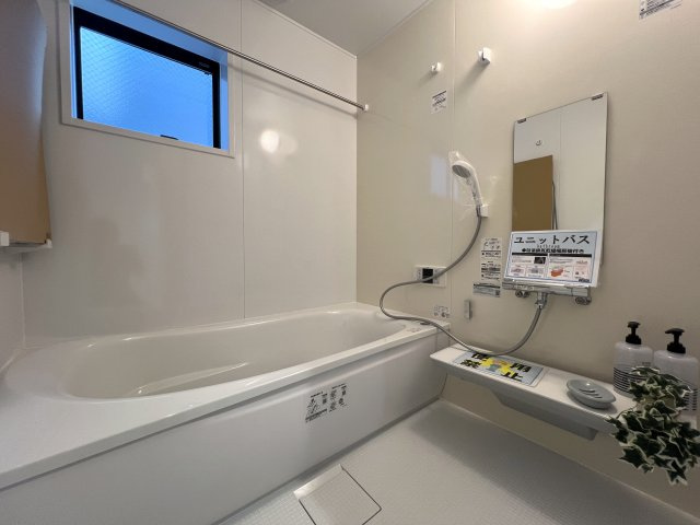 開発分譲地で綺麗な街並み！家の目の前で遊べて安心♪な【大和市福田新築戸建】の浴室|落ち着いた空間のお風呂です