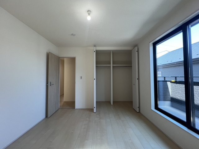 開発分譲地で綺麗な街並み！家の目の前で遊べて安心♪な【大和市福田新築戸建】の洋室|落ち着いた色調の洋室です