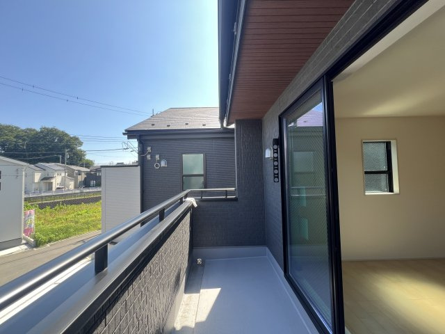 開発分譲地で綺麗な街並み！家の目の前で遊べて安心♪な【大和市福田新築戸建】のバルコニー|外からの目が気にならないバルコニーで洗濯物が干せます