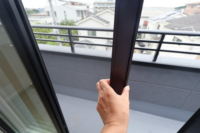 《仲介手数料無料》浦和区上木崎８丁目12-4新築一戸建て‎のバルコニー|網戸付き