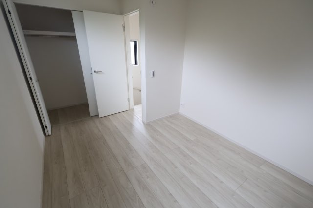 《仲介手数料無料》浦和区上木崎８丁目12-4新築一戸建て‎の洋室|3階 5.5帖