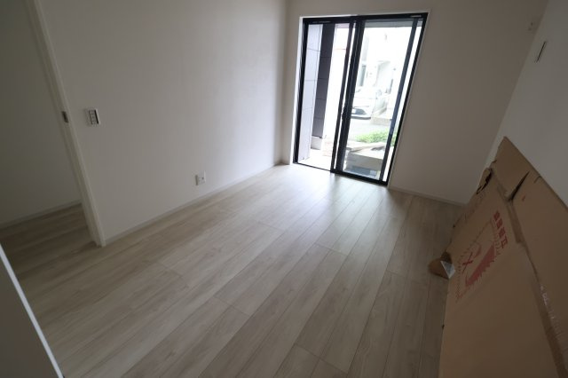 《仲介手数料無料》浦和区上木崎８丁目12-4新築一戸建て‎の洋室|1階 6.3帖