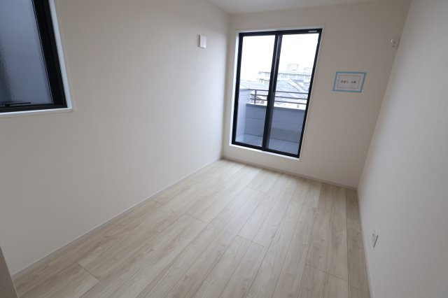 《仲介手数料無料》浦和区上木崎８丁目12-4新築一戸建て‎の洋室|3階 5.5帖