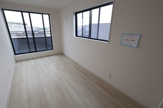 《仲介手数料無料》浦和区上木崎８丁目12-4新築一戸建て‎の洋室|3階 6.2帖