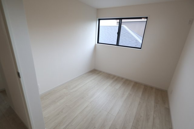 《仲介手数料無料》浦和区上木崎８丁目12-4新築一戸建て‎の洋室|5.5帖