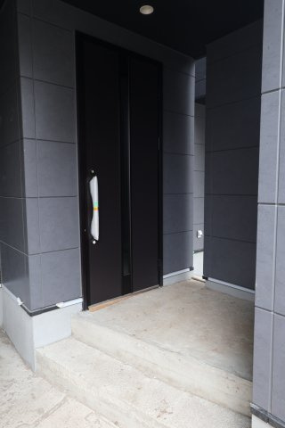 《仲介手数料無料》浦和区上木崎８丁目12-4新築一戸建て‎の玄関