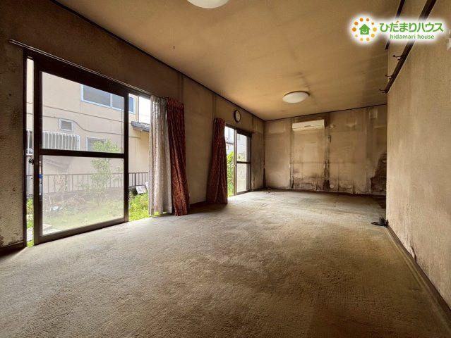 中古戸建　熊谷市肥塚の居間・リビング|※キッチン側から見たリビング写真