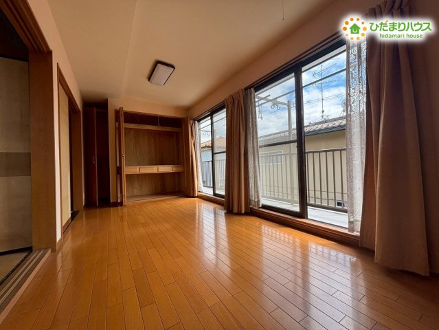 中古戸建　熊谷市肥塚の洋室|窓が多く、明るい空間の居室です(*^-^*)			
