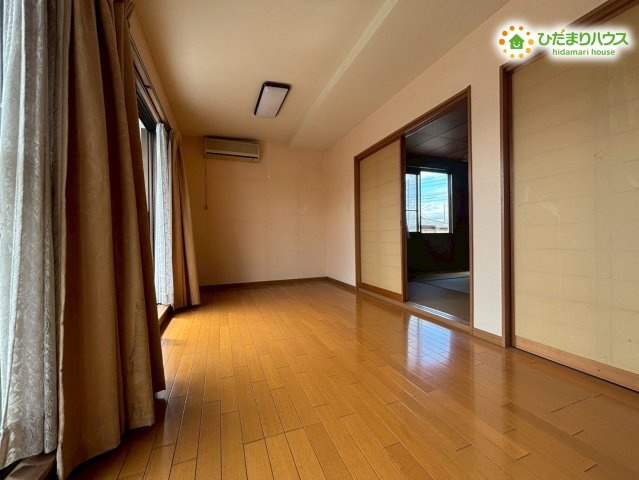 中古戸建　熊谷市肥塚の寝室|広々とした寝室は南向きで日当たり良好です！