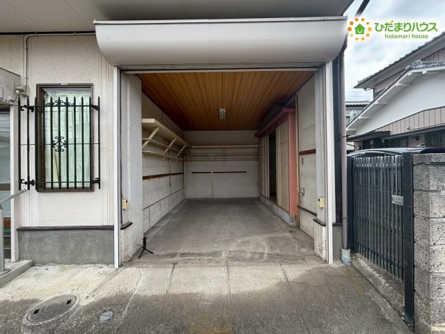 中古戸建　熊谷市肥塚の駐車場|電動シャッター付きのガレージで大切なお車やバイクを駐車できます。