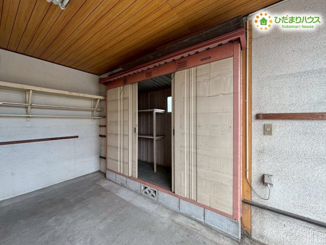 中古戸建　熊谷市肥塚の収納|ガレージ内には収納スペース付きでいろいろな道具が片付けられます。
