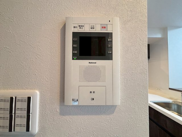 【インターフォン】室内に設置されたTVモニター付きインターホン。