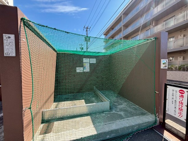 【ゴミステーション】前面には鳥獣被害やゴミの散乱を防ぐネットが張られています。