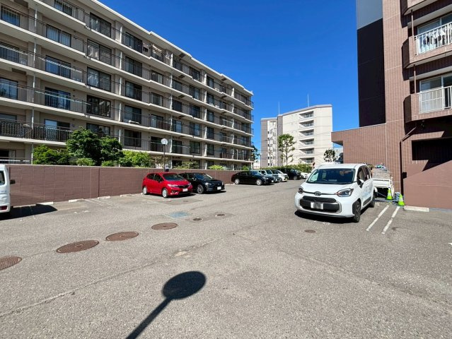 【駐車場】広々とした敷地内駐車場。平面自走式と機械式の駐車場が完備されています。
