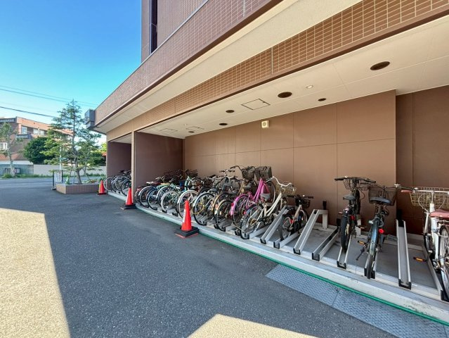 【駐輪場】マンション敷地内に設けられたスライドラック式の駐輪場。