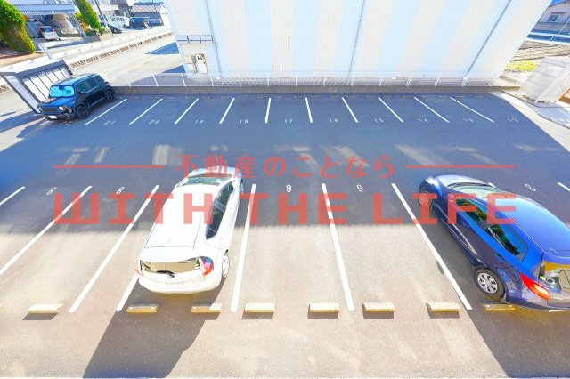 グランドソレーユ東合川【キャッシュバック対象物件】の駐車場|車をお持ちの方に嬉しい駐車場付きの物件です