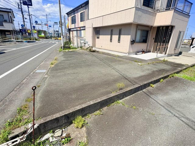 売中古戸建　中央区天王町の駐車場|駐車スペースは３台分。車種によって４台駐車可能。