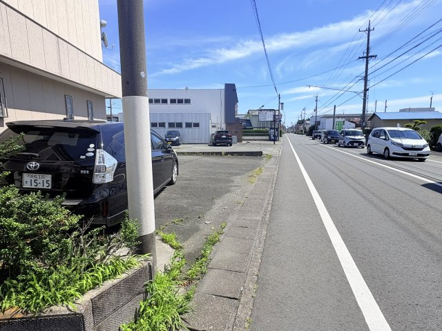売中古戸建　中央区天王町の前面道路含む現地写真|西側の接道。幹線道路沿いで便利な立地です。
