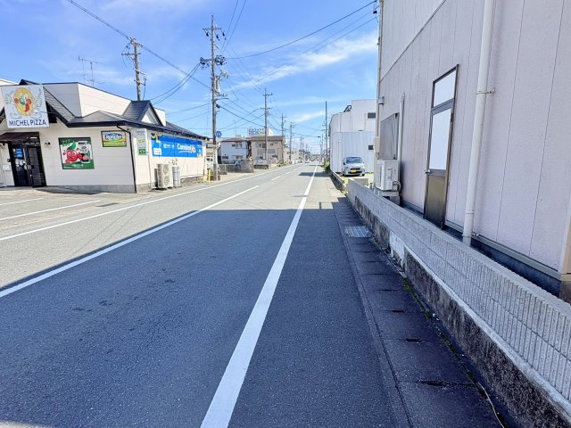 売中古戸建　中央区天王町の前面道路含む現地写真|西側の接道は幅員9.7m。