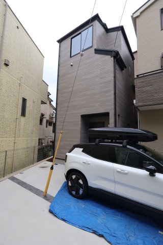 《仲介手数料無料》中央区大戸５丁目1-10-3新築一戸建て‎サニータウンの外観|南側隣地と少し高低差があります(こちら側が高い)