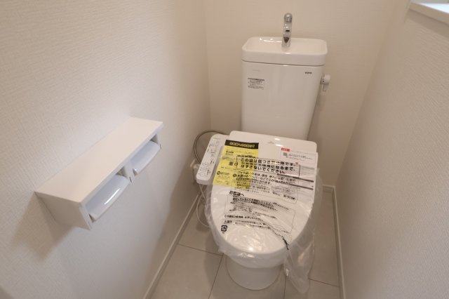 《仲介手数料無料》中央区大戸５丁目1-10-3新築一戸建て‎サニータウンのトイレ|2階