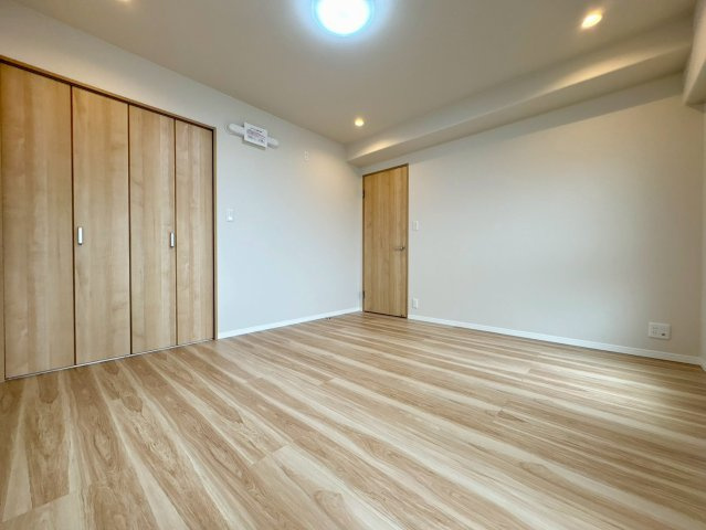 「上層邸宅で眺望良好」高知市稲荷町セルヴィ21知寄町　中古マンションの洋室|もう一つのクローゼット付き洋室。落ち着いた雰囲気のシンプルな内装で、主寝室や趣味の部屋に☆
