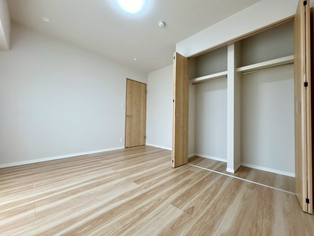 「上層邸宅で眺望良好」高知市稲荷町セルヴィ21知寄町　中古マンションの洋室|大容量のクローゼットを開放した洋室。ハンガーパイプと枕棚付きで、衣類や小物をすっきり整理整頓できます。