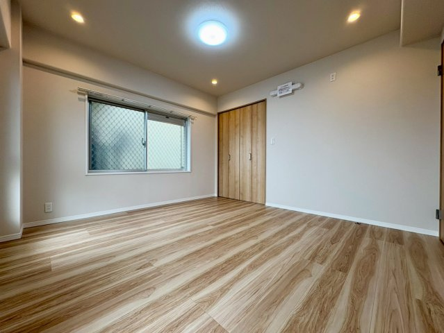 「上層邸宅で眺望良好」高知市稲荷町セルヴィ21知寄町　中古マンションの洋室|窓から心地よい光が差し込む洋室。クローゼット付きでお部屋を広く使え、快適なプライベート空間を保てます。