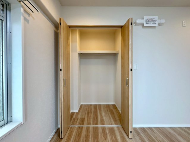 「上層邸宅で眺望良好」高知市稲荷町セルヴィ21知寄町　中古マンションの収納|洋室のクローゼット開口部。枕棚とハンガーパイプが設置されており、お洋服や小物をすっきり収納できます。