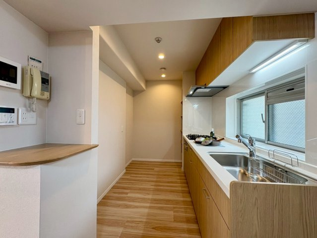 「上層邸宅で眺望良好」高知市稲荷町セルヴィ21知寄町　中古マンションのキッチン|キッチンスペースの全体像。背面に冷蔵庫やカップボードを置けるゆとりがあり、スムーズに家事をこなせます。